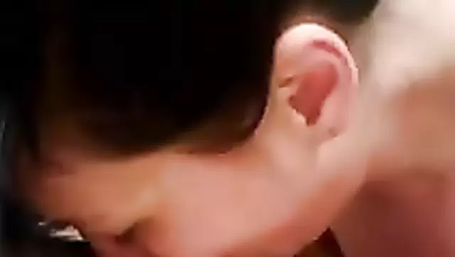 Olgun Özbek genç kız, ağızdan zevkin tadını çıkarıyor.