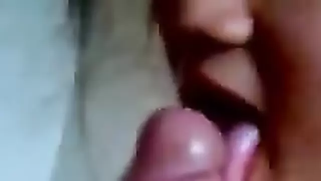 Genç Özbek kızın yumuşacık ağzı