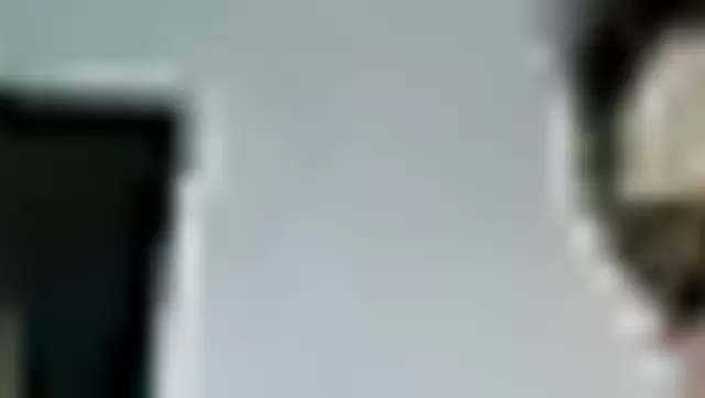 Güzel Özbek kız, kocasının aletini yalıyor.