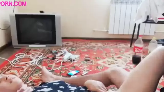 Elbiseli Özbek kadın kocasıyla seks yapıyor.