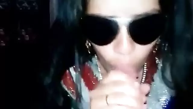 Gözlüklü orospu, Özbek hatuna ateşli bir oral çekiyor.