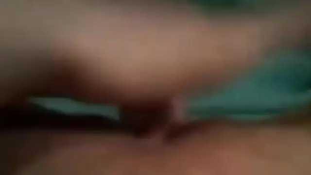 Genç Özbek kız amını parmaklıyor.