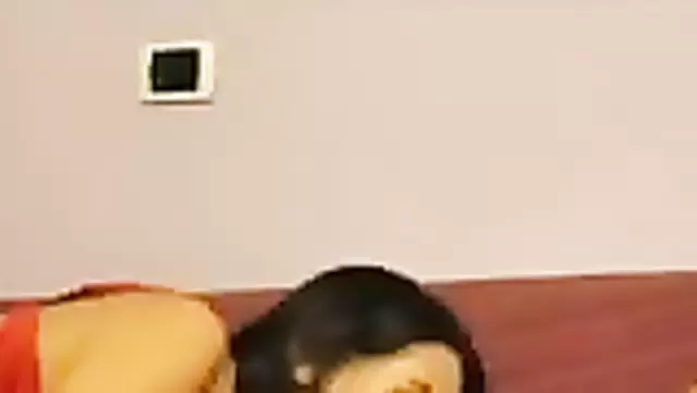 Özbek hatun kocasını sabah güzel bir oral ile uyandırıyor.