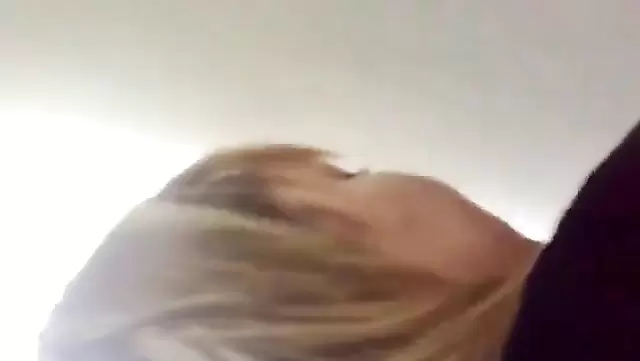 Özbek adam, karısını iş yerinden bir arkadaşıyla aldatıyor.