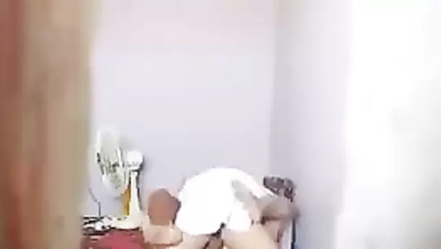 Yaşlı Özbek adam, giyinik karısını sikişiyor.