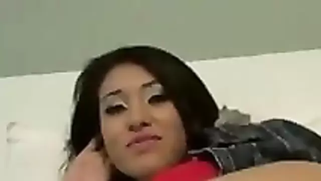 Özbek kız, yabancının kocasını baştan çıkarıp götünü kıvırıyor.