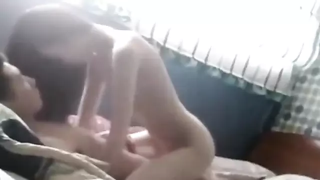 Zayıf Özbek genç kız, sevgilisi tarafından sikişiyor.
