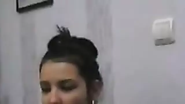 Özbek güzeli çıplak götünü sergiliyor