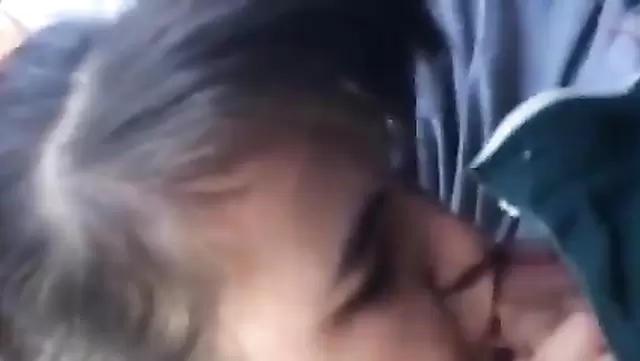 Özbek hatun yumuşak bir oral çekiyor.