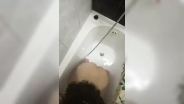 Diz çökmüş esmer, Özbek bir adama ağızla zevk veriyor.