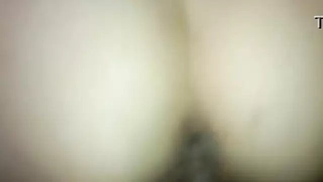 Adam, ateşli Özbek amına aletini soktu.