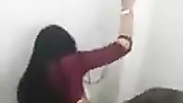 Bir adam, Özbek üniversiteli bir kızla tuvalette seks yapıyor.