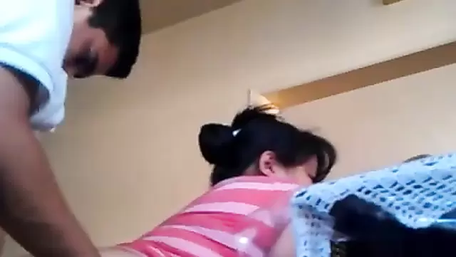Özbek, kıvrımlı komşusunu amından sikişiyor.